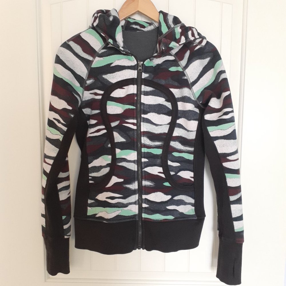 Lululemon Scuba Hoodie II in Mini Coast Camo Multi / Black Size 8